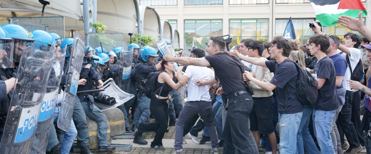 Centri sociali e pro Pal tentano l’assalto al Salone del Libro di Torino, FdI: “Città prigioniera della sinistra estrema coccolata dal sindaco” Centri sociali e pro Pal tentano l’assalto al Salone del Libro di Torino, FdI: “Città prigioniera della sinistra estrema coccolata dal sindaco”