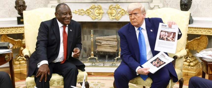 Trump al presidente sudafricano Ramaphosa: «In Sudafrica prendono la tua terra e ti uccidono se sei bianco» (video) Trump al presidente sudafricano Ramaphosa: «In Sudafrica prendono la tua terra e ti uccidono se sei bianco» (video)