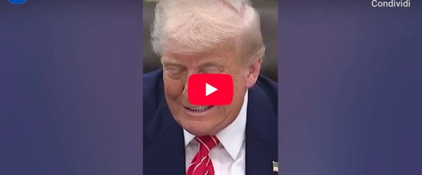 Trump prende in giro Macron dopo lo schiaffo rimediato da Brigitte: “Deve tenere le porte chiuse, così non va bene” (video)