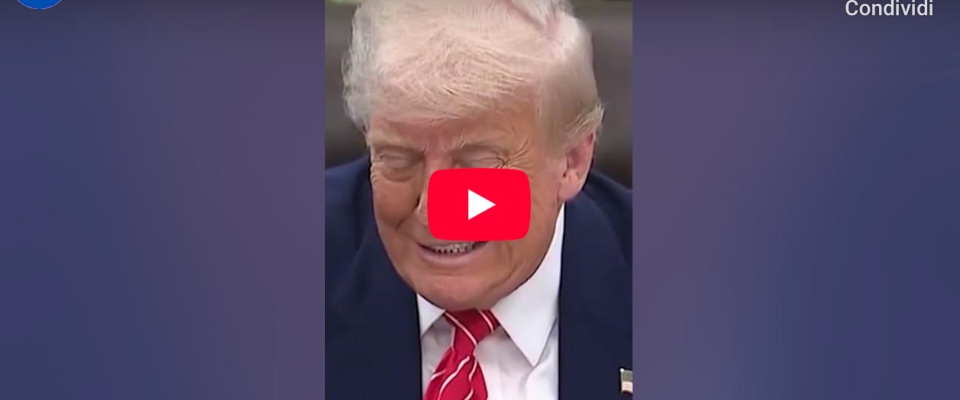 trump prende in giro macron dopo lo schiaffo rimediato da brigitte deve tenere le porte chiuse così non va bene video