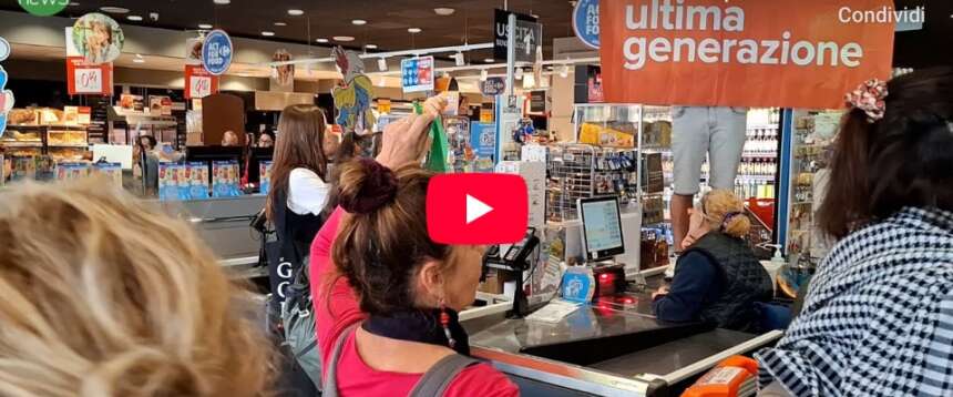 Blitz pro Pal di Ultima generazione in un supermercato: “Non finanziamo il genocidio, boicottaggio!”. La gente li ignora (video) Blitz pro Pal di Ultima generazione in un supermercato: “Non finanziamo il genocidio, boicottaggio!”. La gente li ignora (video)