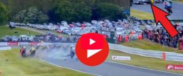 Da festa a spettacolo drammatico: al “British Superbike” incidente mortale per due piloti. L’impatto ripreso in diretta (video)