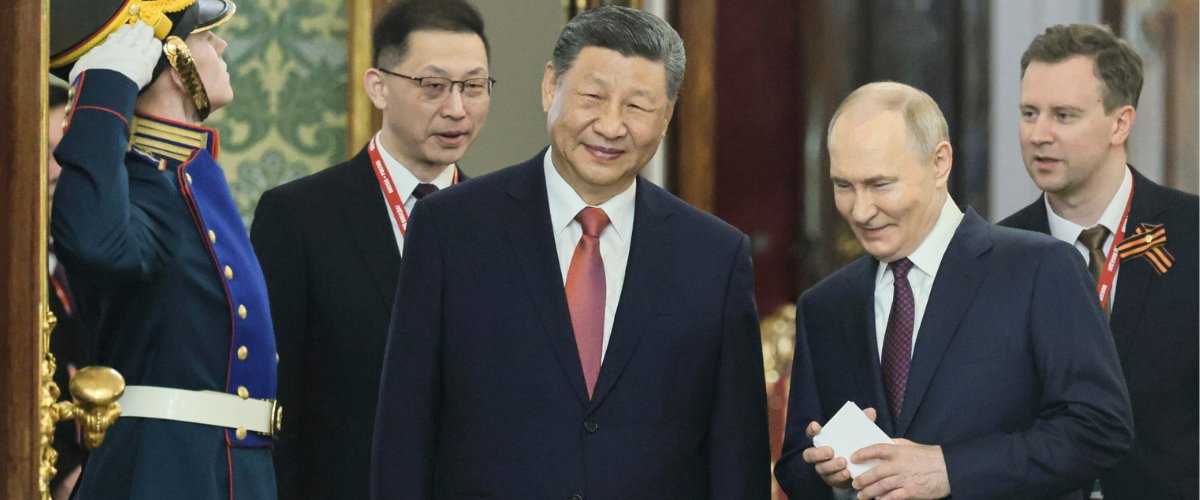 Xi da Putin pronto a sfilare per il Giorno della Vittoria, ma sull’Ucraina piovono bombe. Zelensky: “La parata del cinismo” Xi da Putin pronto a sfilare per il Giorno della Vittoria, ma sull’Ucraina piovono bombe. Zelensky: “La parata del cinismo”