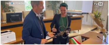 Spunta un altro video della sindaca di Merano: “Il tricolore non è una cosa che mi piace”. Meloni: non è un ornamento