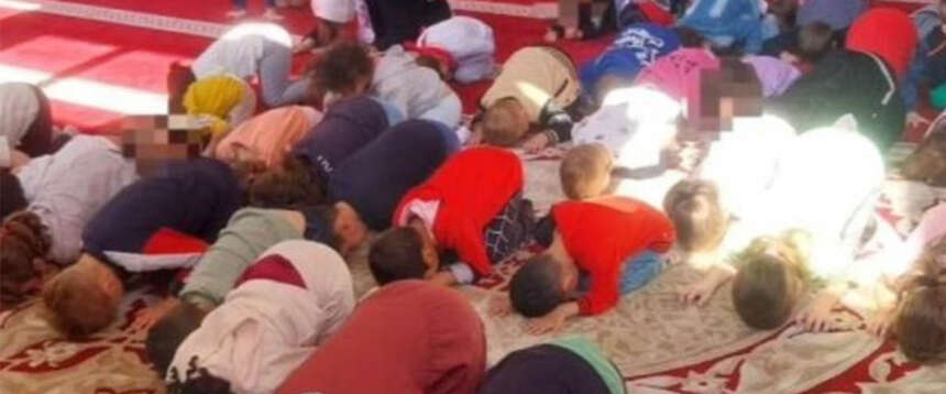 Si indaga sui bambini dell’asilo fatti inginocchiare in moschea. L’ira di Suor Monia Alfieri: “Irrispettoso” Si indaga sui bambini dell’asilo fatti inginocchiare in moschea. L’ira di Suor Monia Alfieri: “Irrispettoso”
