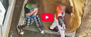 Due bambini puntano le pistole cariche contro i poliziotti, poi si arrendono. Video choc in Messico