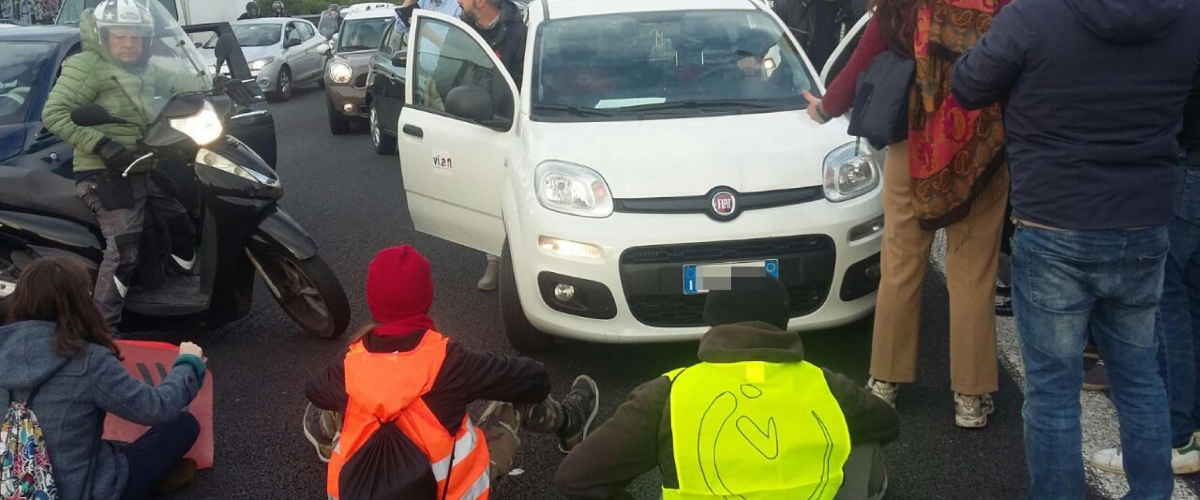 dl sicurezza sinistra al delirio parla di legge fascistissima e paragona gli ecovandali a gandhi sempre dalla parte dei violenti