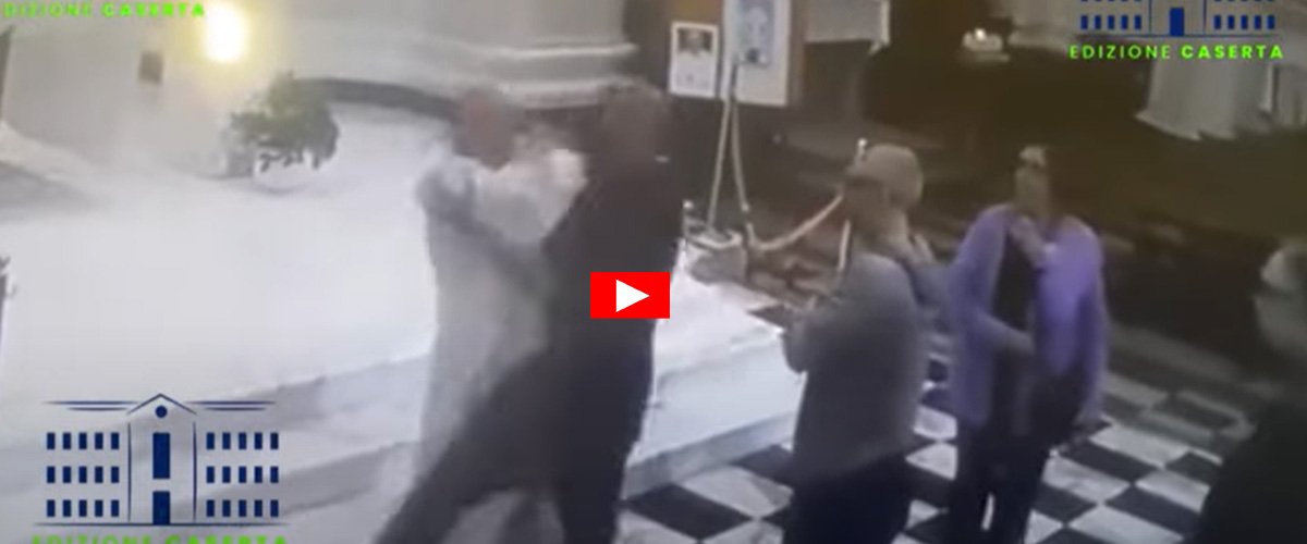 Troppa attesa nel ricevere l’ostia: camorrista prende a pugni il prete sull’altare di una chiesa a Maddaloni (video) Troppa attesa nel ricevere l’ostia: camorrista prende a pugni il prete sull’altare di una chiesa a Maddaloni (video)