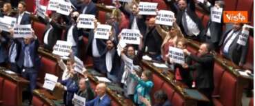 Primo sì della Camera al dl sicurezza. Applausi dal centrodestra e solito show urlante delle sinistre (video)
