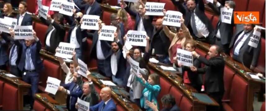 Primo sì della Camera al dl sicurezza. Applausi dal centrodestra e solito show urlante delle sinistre (video) Primo sì della Camera al dl sicurezza. Applausi dal centrodestra e solito show urlante delle sinistre (video)