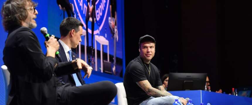 Fedez al Congresso dei giovani di Forza Italia Fedez al Congresso dei giovani di Forza Italia