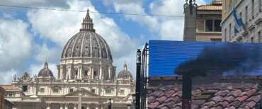 Conclave, nuova fumata nera dopo la terza votazione. Le altre due nel pomeriggio
