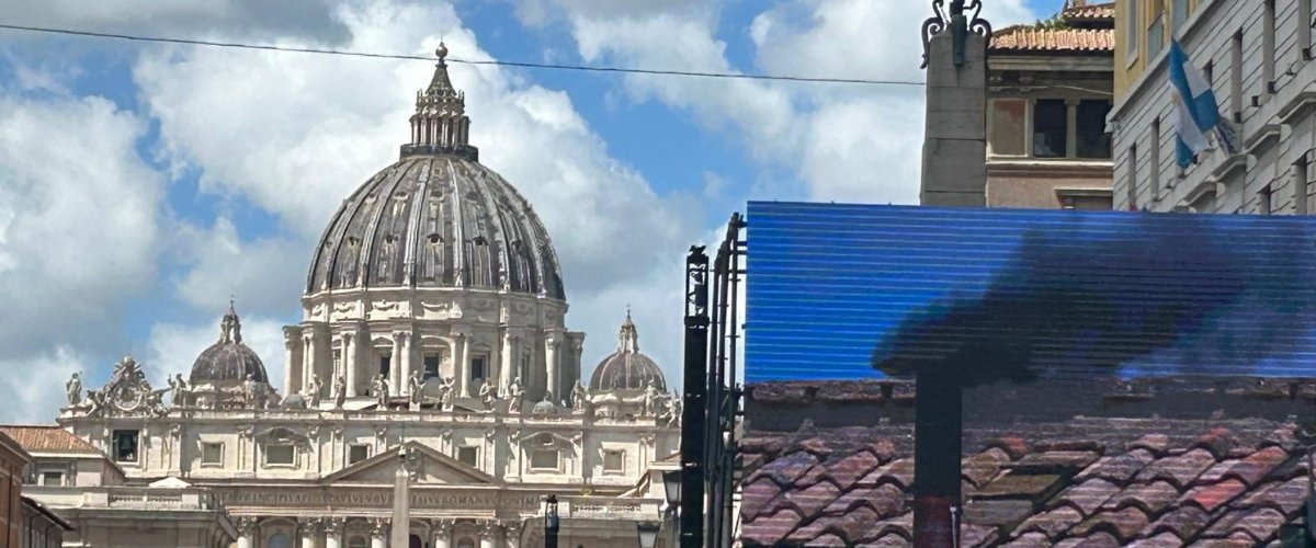 Conclave, nuova fumata nera dopo la terza votazione. Le altre due nel pomeriggio Conclave, nuova fumata nera dopo la terza votazione. Le altre due nel pomeriggio