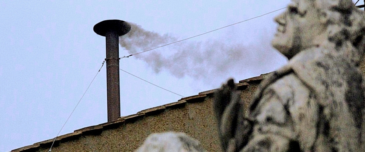 Dalla Cappella Sistina è fumata nera: a vuoto il primo scrutinio del Conclave Dalla Cappella Sistina è fumata nera: a vuoto il primo scrutinio del Conclave