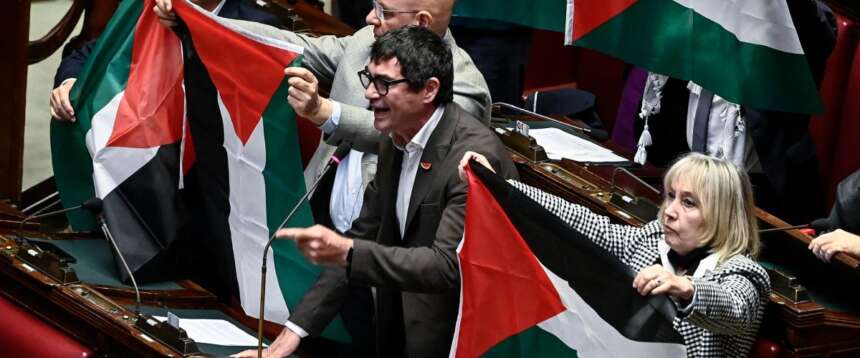Sceneggiata della sinistra alla Camera durante la discussione delle mozioni su Gaza Sceneggiata della sinistra alla Camera durante la discussione delle mozioni su Gaza