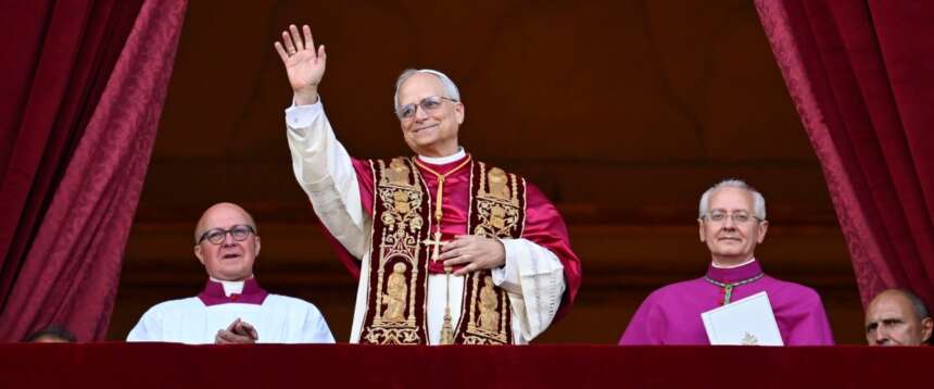 “La pace sia con voi”: le prime parole di Papa Leone XIV. Occhi lucidi davanti alla folla che grida il suo nome “La pace sia con voi”: le prime parole di Papa Leone XIV. Occhi lucidi davanti alla folla che grida il suo nome