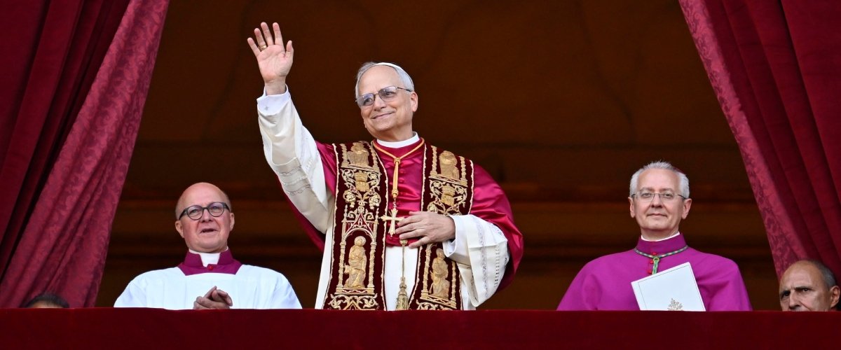 “La pace sia con voi”: le prime parole di Papa Leone XIV. Occhi luci davanti alla folla che grida il suo nome “La pace sia con voi”: le prime parole di Papa Leone XIV. Occhi luci davanti alla folla che grida il suo nome