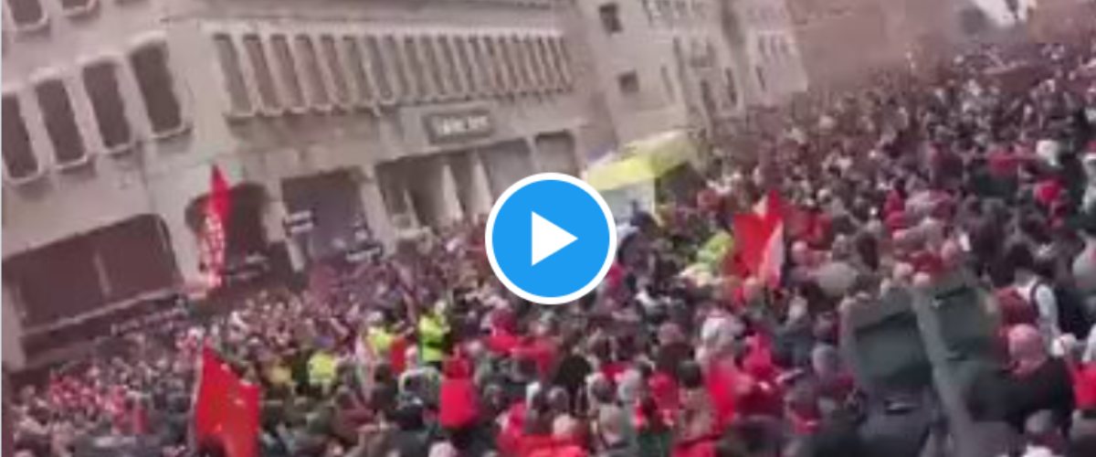 le sconvolgenti immagini dell auto sulla folla di liverpool 47 feriti tra quali 4 bambini uno è grave video da Secoloditalia.it le sconvolgenti immagini dell auto sulla folla di liverpool 47 feriti tra quali 4 bambini uno è grave video