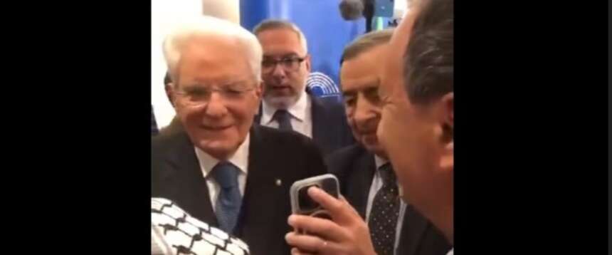 Mattarella a Bruxelles, show pro Pal di Mimmo Lucano che gli consegna la kefiah (video) Mattarella a Bruxelles, show pro Pal di Mimmo Lucano che gli consegna la kefiah (video)