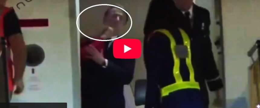 Brigitte prende a schiaffi Macron prima di scendere dall’aereo: il video inchioda il presidente francese, ma lui smentisce