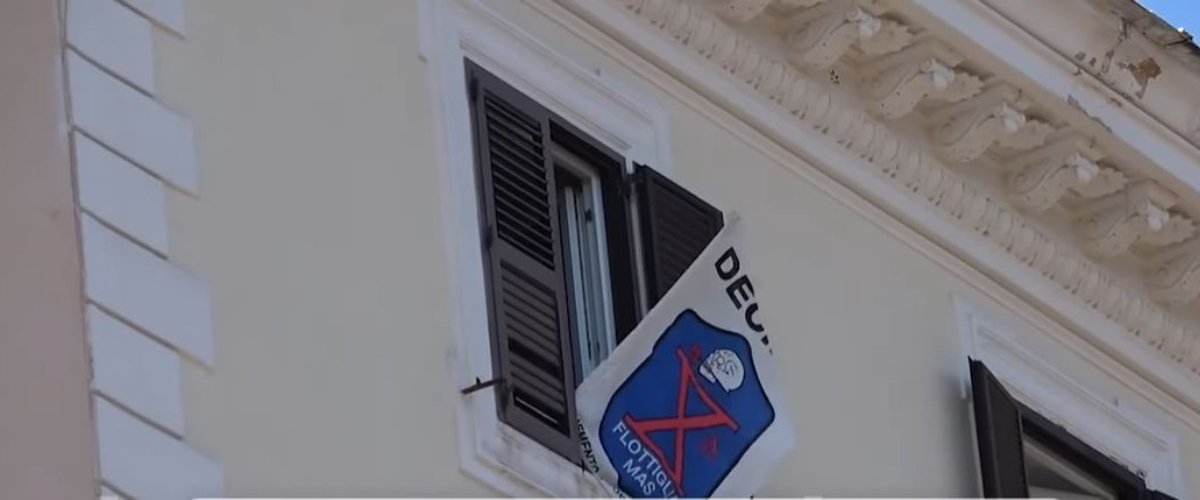 Dl sicurezza, al corteo di Roma solita tiritera: e da un balcone c’è chi li sfotte con una bandiera della X Mas (video) Dl sicurezza, al corteo di Roma solita tiritera: e da un balcone c’è chi li sfotte con una bandiera della X Mas (video)