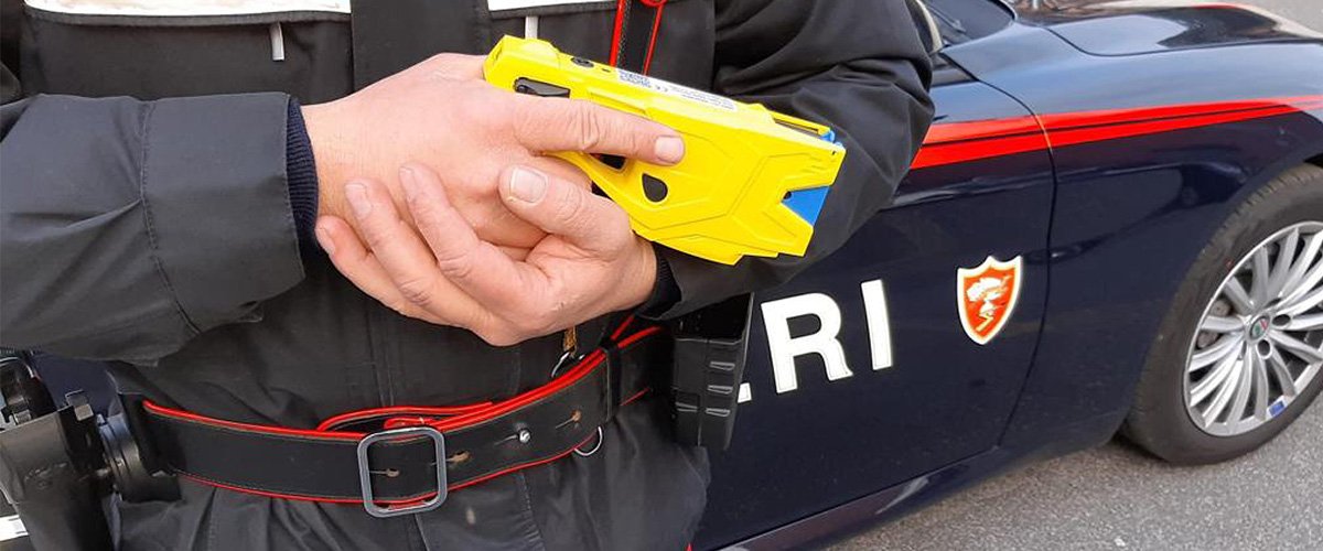 Incredibile a Bologna: il marocchino accoltella i passanti, il Pd attacca il carabiniere che lo ha bloccato col “taser” Incredibile a Bologna: il marocchino accoltella i passanti, il Pd attacca il carabiniere che lo ha bloccato col “taser”