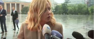Meloni a Tirana: “Non gettiamo la spugna sulla pace. I rimpatri funzionano, come promesso” (video)