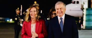 Giorgia Meloni con il presidente uzbeko Shavkat Mirziyoyev, che ha voluto rendere omaggio al premier con una “via Roma” nel cuore di Samarcanda