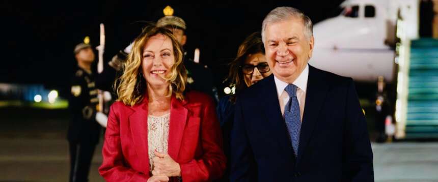 Giorgia Meloni con il presidente uzbeko Shavkat Mirziyoyev, che ha voluto rendere omaggio al premier con una “via Roma” nel cuore di Samarcanda Giorgia Meloni con il presidente uzbeko Shavkat Mirziyoyev, che ha voluto rendere omaggio al premier con una “via Roma” nel cuore di Samarcanda