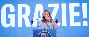 Meloni fa decollare Fratelli d’Italia, maggio d’oro nei sondaggi: +1,5%. Crollano i grillini di Conte (-3,7%)