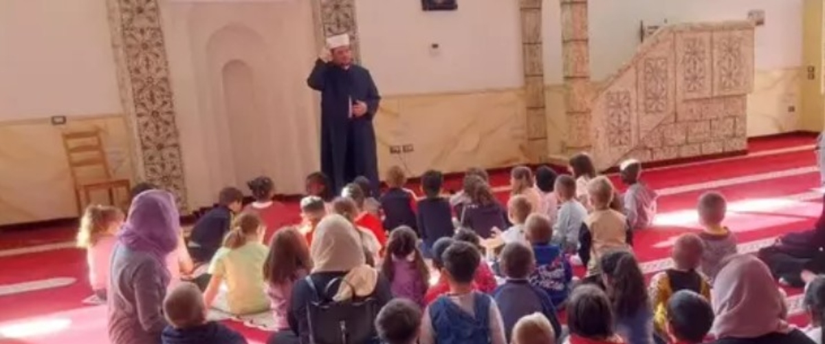 La scuola porta i bambini “in gita” in moschea dall’imam a lezione di Islam, nuovo caso a Sesto San Giovanni La scuola porta i bambini “in gita” in moschea dall’imam a lezione di Islam, nuovo caso a Sesto San Giovanni