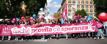 Pro Vita in piazza, cori per Leone XIV: “Dirà no all’aborto”. Striscione offensivo delle transfemministe: “Abortiamo voi…”