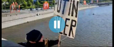 “Putin come Hitler”: si tuffa nel fiume a pochi passi dal Cremlino (video). Si finge morto ma i poliziotti lo recuperano vivo…