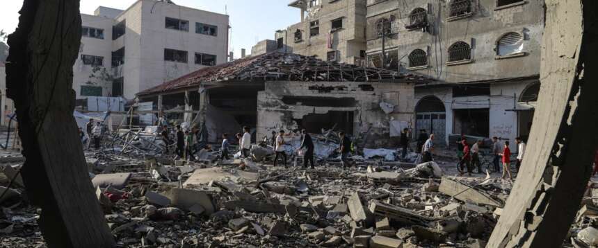 Gaza, raid israeliano sulla casa di una dottoressa palestinese. Uccisi 9 dei suoi 10 figli Gaza, raid israeliano sulla casa di una dottoressa palestinese. Uccisi 9 dei suoi 10 figli
