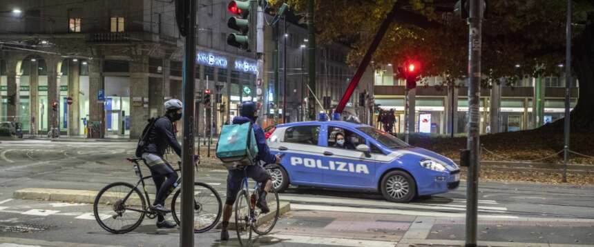 rider straniero consegnava cibo da sporto e custodiva nella borsa termica droga shaboo rider straniero consegnava cibo da sporto e custodiva nella borsa termica droga shaboo