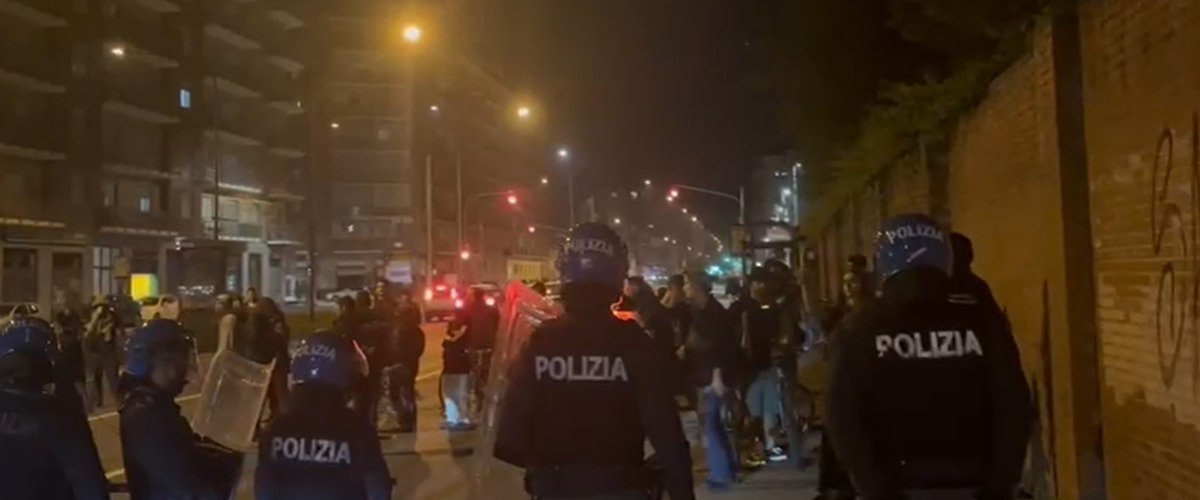 Urla, roghi e violenza dei migranti nel Cpr di Torino: a tifare (sotto l’occhio della polizia) centri sociali e sinistra… Urla, roghi e violenza dei migranti nel Cpr di Torino: a tifare (sotto l’occhio della polizia) centri sociali e sinistra…