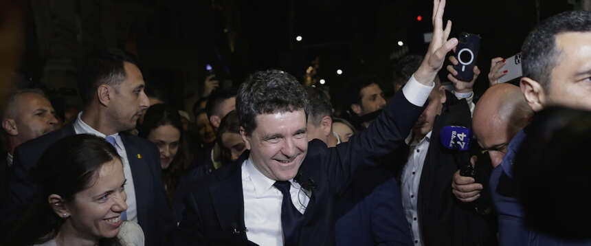 Romania, ribaltone al ballottaggio: vince Dan. Il sovranista Simion ammette la sconfitta: “Ha deciso il popolo” Romania, ribaltone al ballottaggio: vince Dan. Il sovranista Simion ammette la sconfitta: “Ha deciso il popolo”