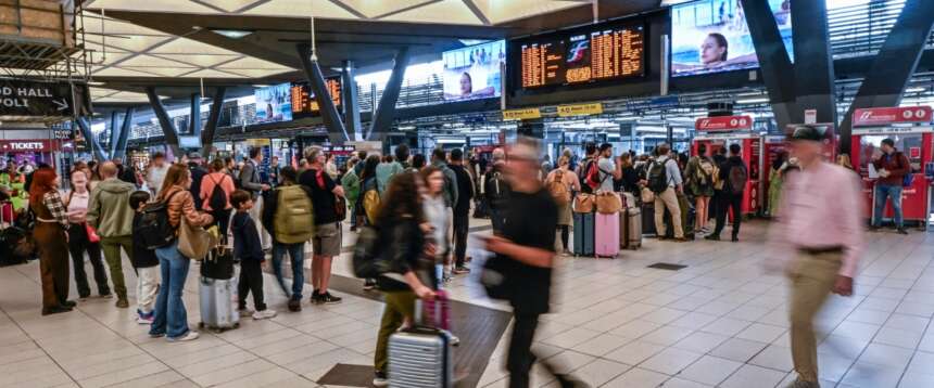 Venerdì nero per i trasporti: è caos nelle stazioni. Scioperano per il contratto, ma è stato rinnovato ieri (con mille euro di bonus) Venerdì nero per i trasporti: è caos nelle stazioni. Scioperano per il contratto, ma è stato rinnovato ieri (con mille euro di bonus)