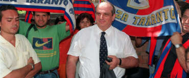 A43-30-07-1997-ROMA-CRO: CALCIO, CITO E TIFOSI TARANTO MANIFESTANO IN FEDERCALCIO. Giancarlo Cito, ex sindaco di Taranto manifesta sotto la sede romana della Federcalcio con un centinaio di tifosi, contro la mancata iscrizione ai campionati del Taranto 2000.      LUCIANO DEL CASTILLO/ANSA/MAC