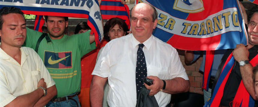 A43-30-07-1997-ROMA-CRO: CALCIO, CITO E TIFOSI TARANTO MANIFESTANO IN FEDERCALCIO. Giancarlo Cito, ex sindaco di Taranto manifesta sotto la sede romana della Federcalcio con un centinaio di tifosi, contro la mancata iscrizione ai campionati del Taranto 2000. LUCIANO DEL CASTILLO/ANSA/MAC A43-30-07-1997-ROMA-CRO: CALCIO, CITO E TIFOSI TARANTO MANIFESTANO IN FEDERCALCIO. Giancarlo Cito, ex sindaco di Taranto manifesta sotto la sede romana della Federcalcio con un centinaio di tifosi, contro la mancata iscrizione ai campionati del Taranto 2000. LUCIANO DEL CASTILLO/ANSA/MAC