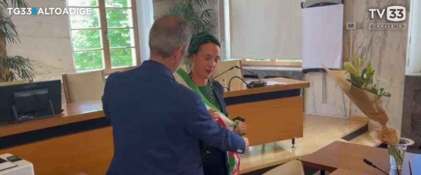 Vergognoso gesto della neo sindaca di Merano: rifiuta la fascia tricolore (video). Dopo le proteste arrivano le scuse Vergognoso gesto della neo sindaca di Merano: rifiuta la fascia tricolore (video). Dopo le proteste arrivano le scuse