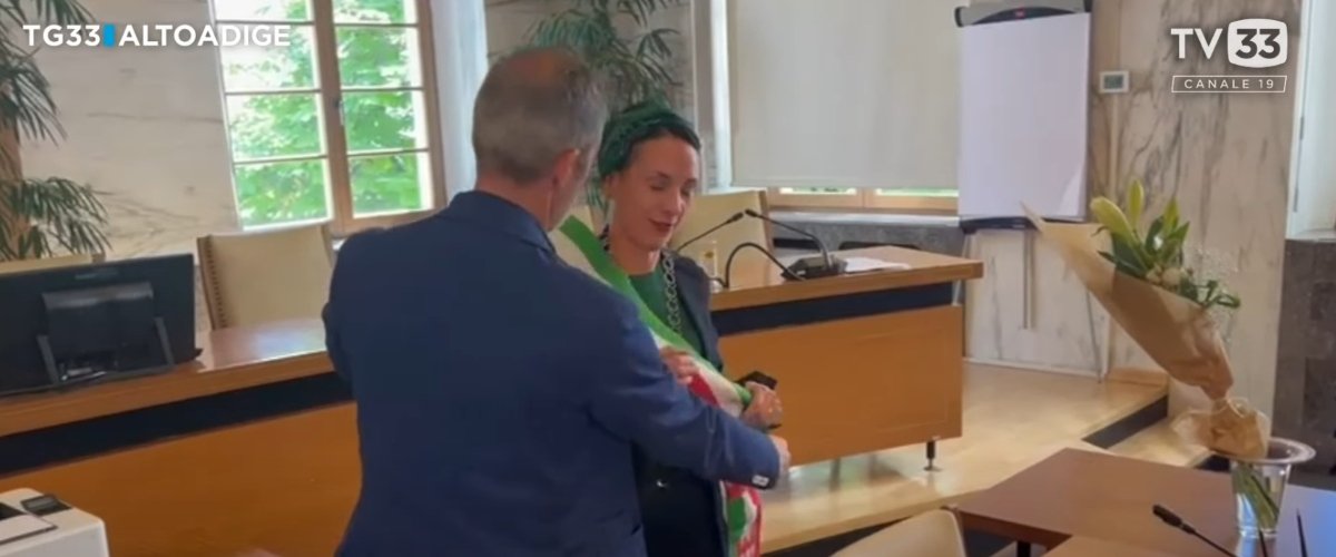 Vergognoso gesto della neo sindaca di Merano: rifiuta la fascia tricolore (video). Dopo le proteste arrivano le scuse Vergognoso gesto della neo sindaca di Merano: rifiuta la fascia tricolore (video). Dopo le proteste arrivano le scuse