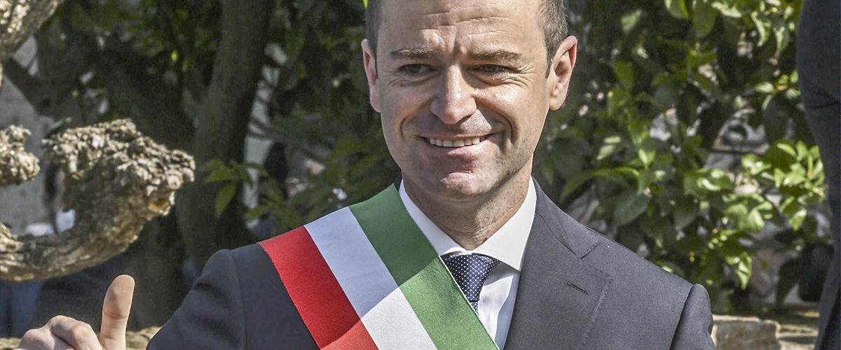 mazzetta rossa trionferà preso con la tangente nel sacco il sindaco di sorrento massimo coppola sinistra sotto choc da Secoloditalia.it mazzetta rossa trionferà preso con la tangente nel sacco il sindaco di sorrento massimo coppola sinistra sotto choc