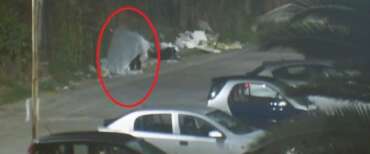 Si veste da fantasma per buttare la spazzatura. Le telecamere lo inchiodano: multato e denunciato (video)