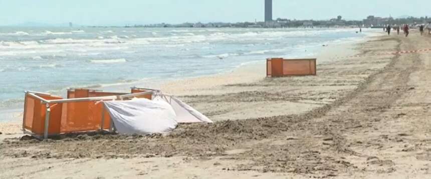 Tragedia in riviera romagnola: donna travolta e uccisa da una ruspa in spiaggia mentre prendeva il sole Tragedia in riviera romagnola: donna travolta e uccisa da una ruspa in spiaggia mentre prendeva il sole