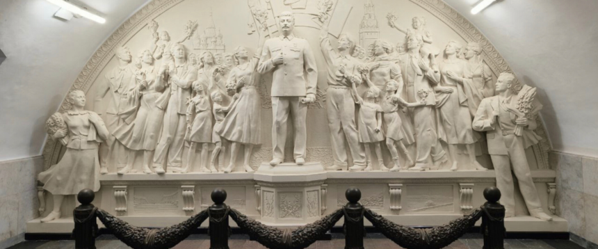 Stalin riemerge dal sottosuolo: la statua nella metro di Mosca. E Putin rispolvera il culto del comunismo