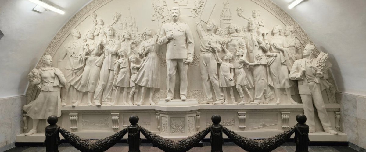 stalin riemerge dal sottosuolo la statua nella metro di mosca e putin rispolvera il culto del comunismo