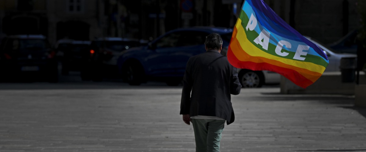 Bandiere della pace calpestate dai passanti e più sigle che presenze: il “successone” della piazza «Stop ReArmEu» Bandiere della pace calpestate dai passanti e più sigle che presenze: il “successone” della piazza «Stop ReArmEu»