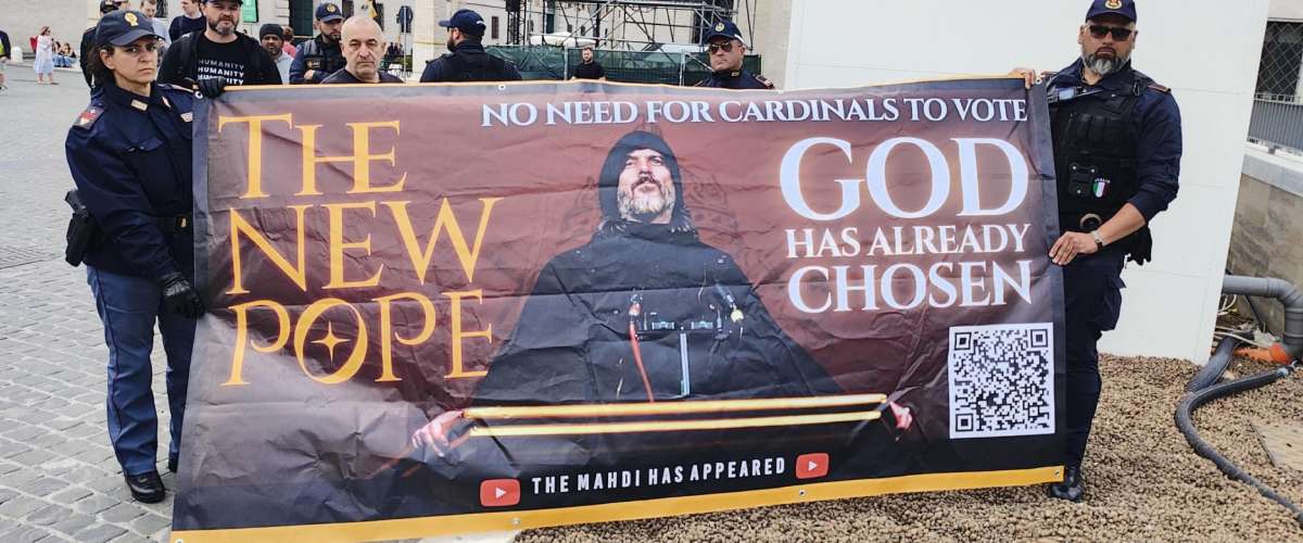 Sfregio islamico a San Pietro: tre uomini espongono uno striscione contro il Papa e impediscono l’accesso alla Porta Santa Sfregio islamico a San Pietro: tre uomini espongono uno striscione contro il Papa e impediscono l’accesso alla Porta Santa