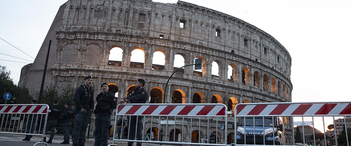 Scene da film horror al Colosseo, turista resta infilzato nel cancello per venti minuti: 80 punti di sutura Scene da film horror al Colosseo, turista resta infilzato nel cancello per venti minuti: 80 punti di sutura